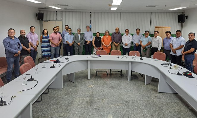 Foto mostra grupo de pessoas posando para foto