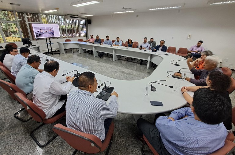 Foto mostra grupo de pessoas em uma reunião