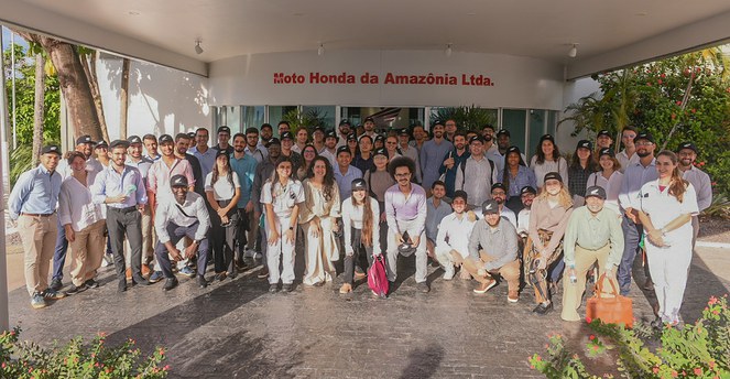 Visitantes posam para fotos na Honda