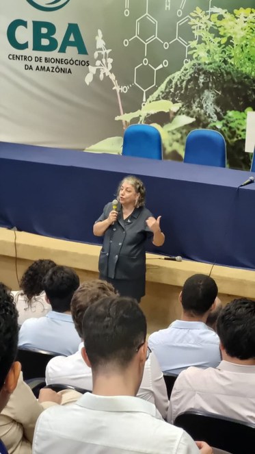 Ministra Maria Deize Camilo em palestra no CBA
