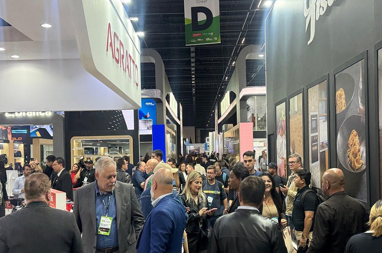 Foto mostra um aglomerado de pessoas durante uma feita de eletroeletrônicos