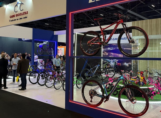 Foto mostra bicicletas em exposição