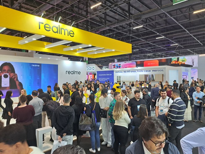 Foto mostra aglomerado de pessoas em uma feira de eletroeletrônicos