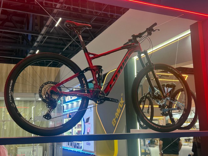 Foto mostra bicicleta em exposição