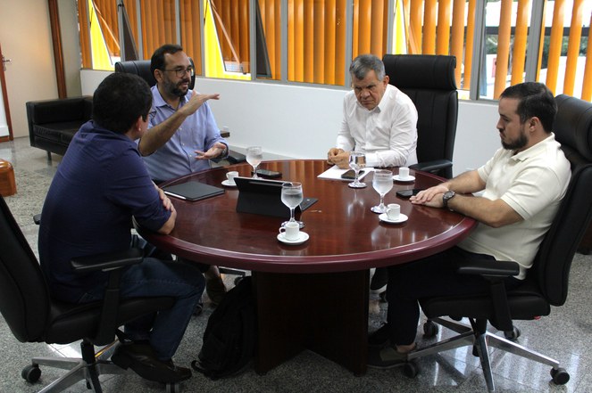 Foto mostra pessoas participando de uma reunião