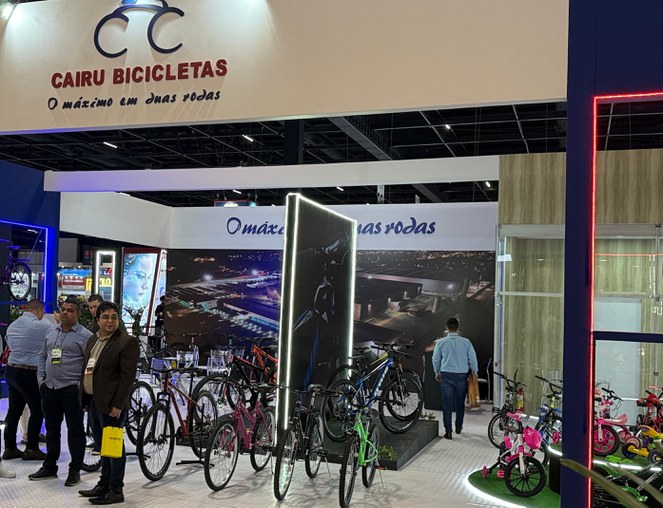 Foto mostra um estande com bicletas em exposição