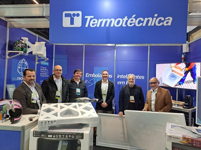 Foto mostra homens posando para foto segurando folhas de isopor