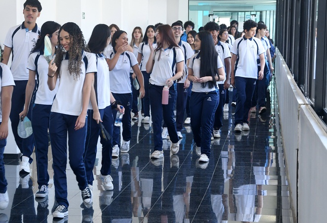 Foto mostra estudantes visitando um prédio