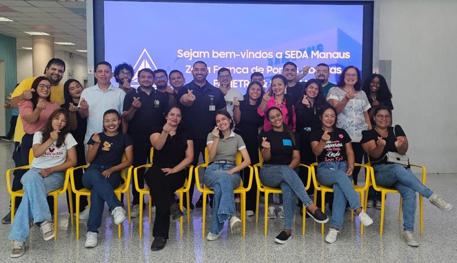 Foto mostra grupo posando para foto