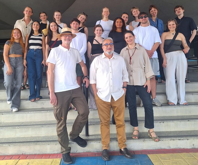Foto mosta grupo de estudante e professores posando para fotografia, após realizar visita a uma instituição