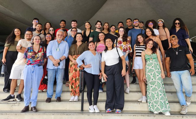 Foto mostra estudantes e professores da Universidade Federal de Roraima posando juntos para foto de registro da visita que fizeram à Suframa