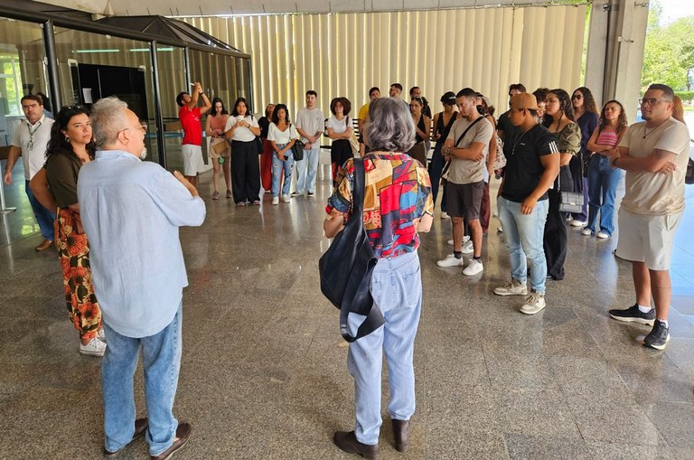 Foto mostra acadêmicos da Universidade Federal de Roraima no hall da Suframa em Manaus, sendo recepcionados por equipe técnica da Autarquia