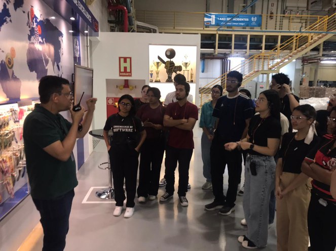 Foto mostra homem com rádio na mão