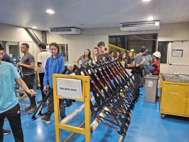 Foto mostra observando peças de bicicleta