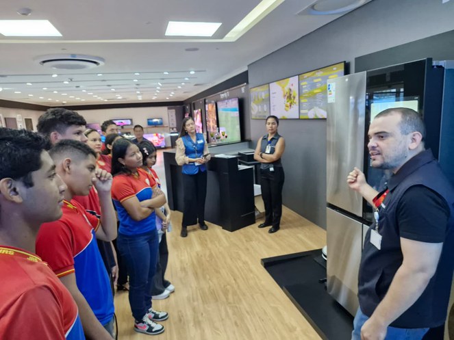 Foto mostra homem fazendo uma explicação a estudantes