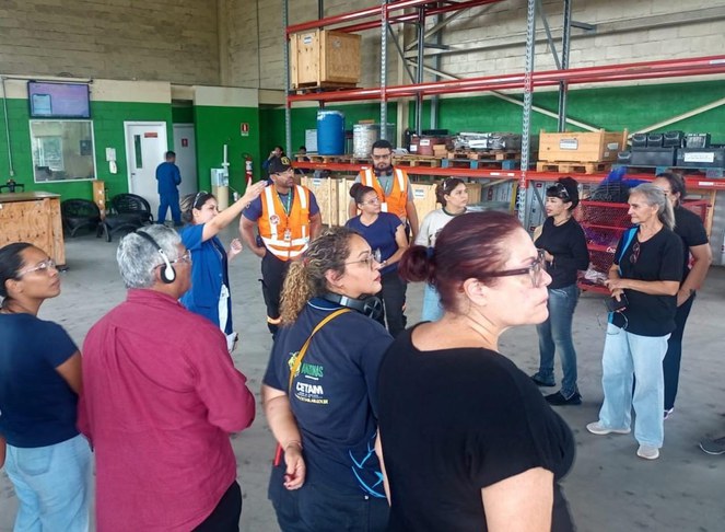 Estudantes franceses visitam fábrica da BIC, por meio do ZF de Portas Abertas