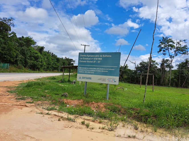 Foto mostra uma placa em um cruzamento de estrada