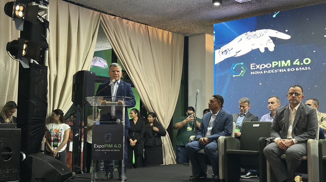 Foto mostra homem falando em evento público