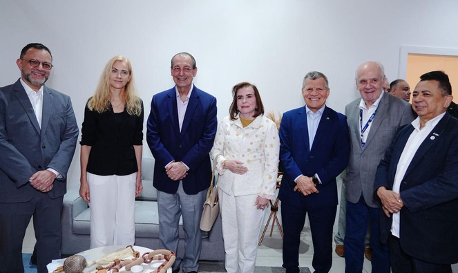 Foto mostra grupo de pessoas posando para foto