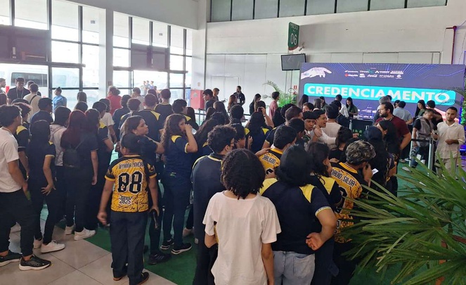 Foto mostra grupo de estudantes chegando para evento