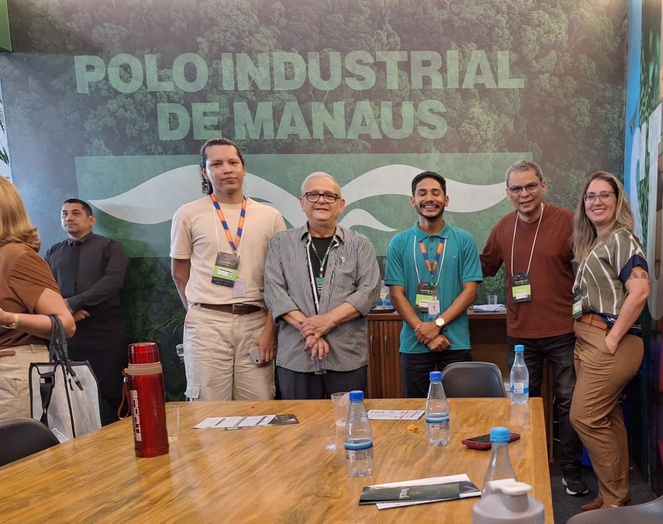 Foto mostra pessoas posando para foto