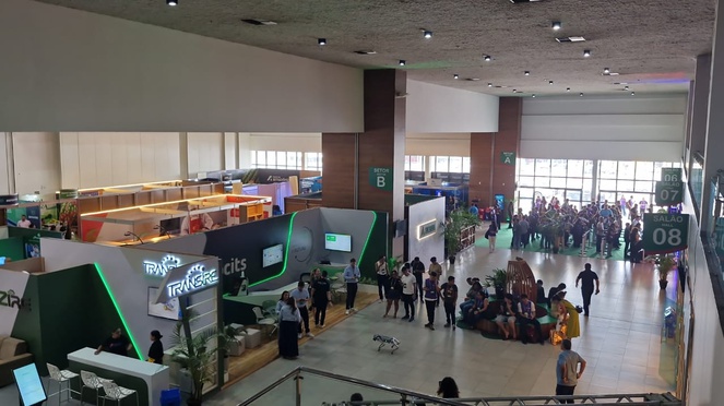 Foto mostra uma feira de negócios e tecnologia