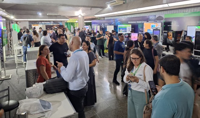 Foto mostra pessoas em uma exposição