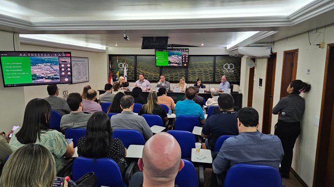 Foto mostra um grupo de pessoas participando de um evento institucional