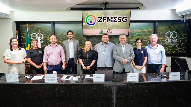 Foto mostra grupo de pessoas posando para sessão de foto