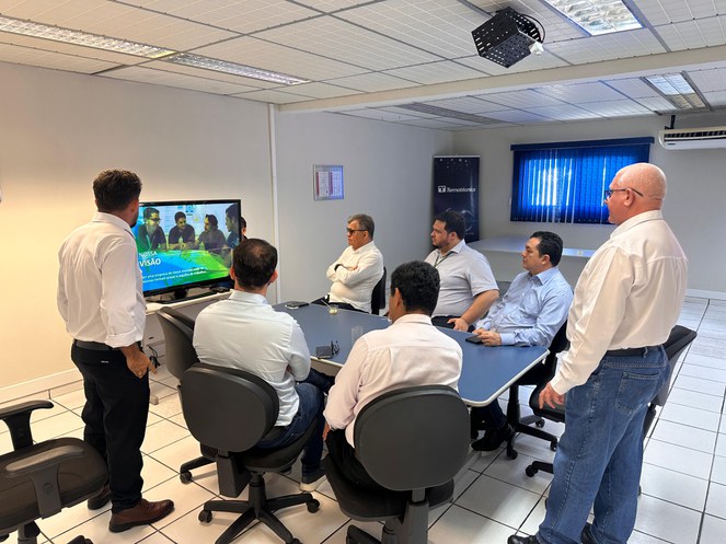 Um grupo de homens se reúne em uma mesa