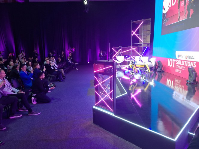 Cachorro robô dança no IOT Solutions