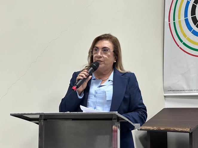 Foto mostra mulher falando ao microfone