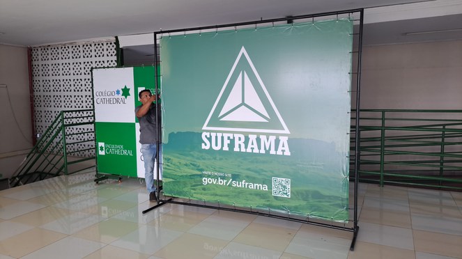 Foto mostra homem ajustando um backdrop