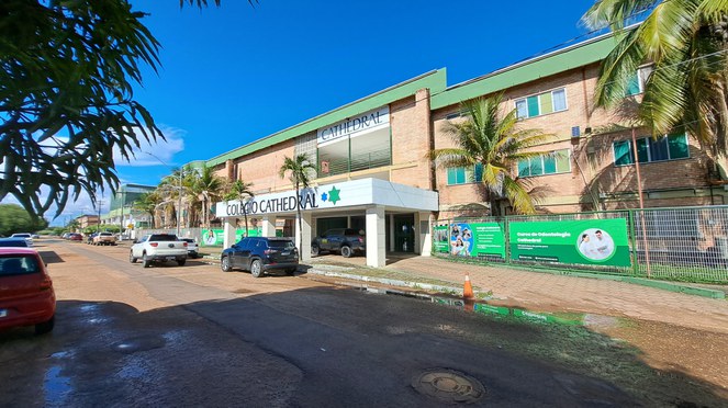 Foto mostra a frente um prédio onde funciona uma faculdade