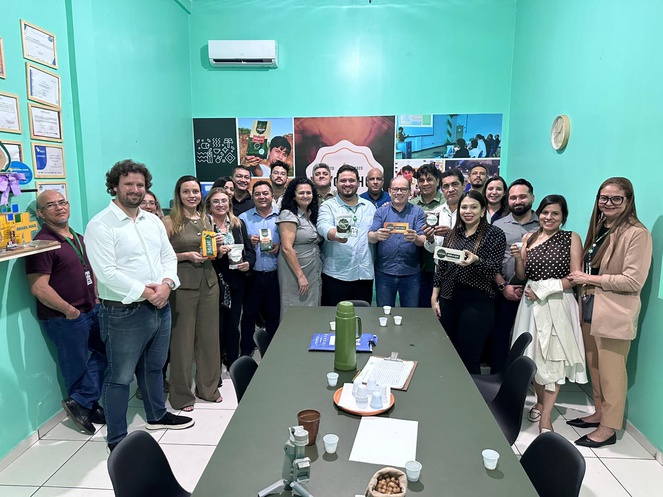 Foto mostra pessoas segurando produtos pequenos