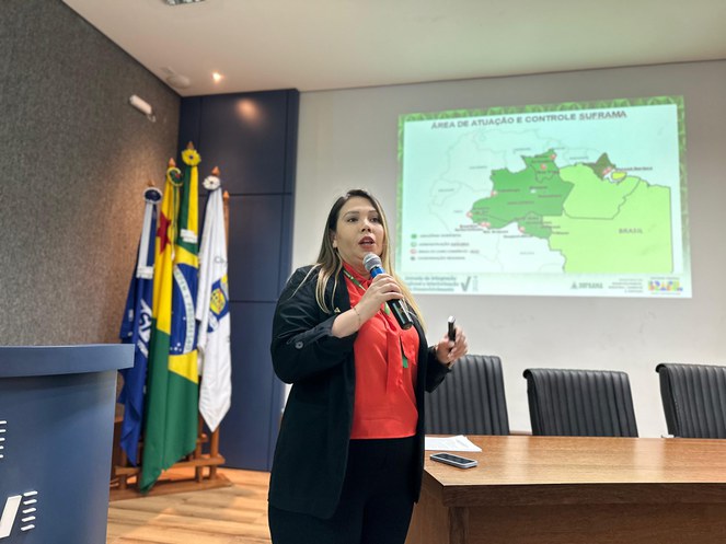 Engenheira de Operações da Suframa, Camila Carneiro mostra os passos de como apresentar projetos na Autarquia, durante Jornada do Acreama