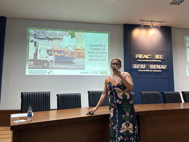 Chefe de Serviços Operacionais da Suframa, Maria José Melo presta orientações sobre cadastro em Jornada da Suframa no Acre