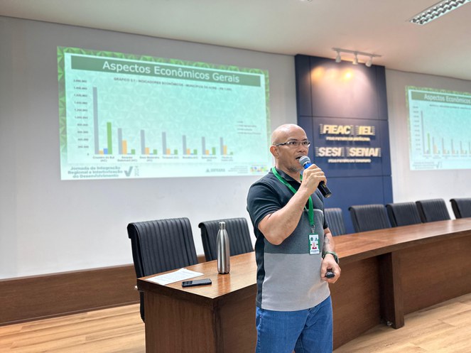 Economista da Coordenação de Estudos Econômicos e Empresariais da Suframa, Jessé Rodrigues ministra palestra em Jornada do Acre