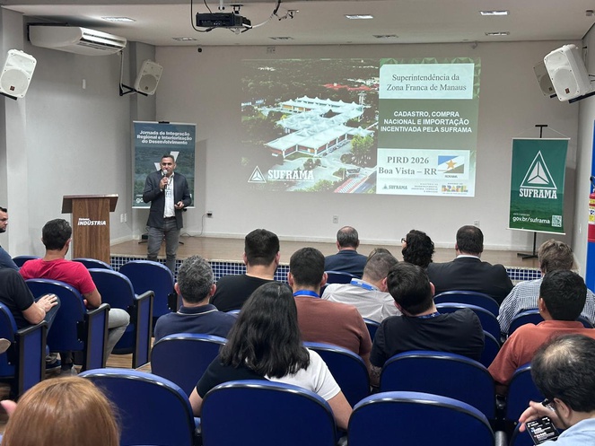 Foto mostra homem de blazer falando em público