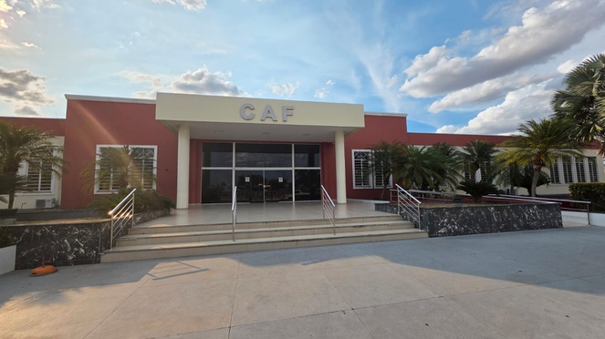 Foto mostra fachada de um prédio público