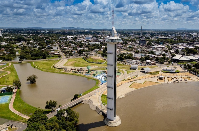 Foto mostra uma imagem aérea de uma cidade
