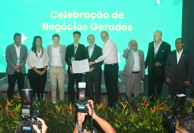 Foto mostra pessoas segurando um papel