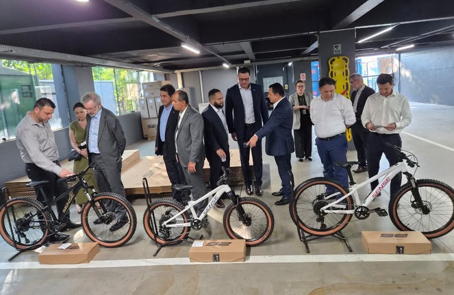 Foto mostra pessoas e bicicletas