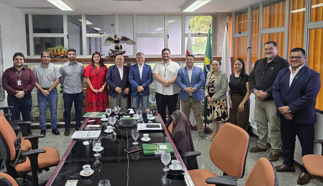 Foto mostra grupo de pessoas posando para fotografia