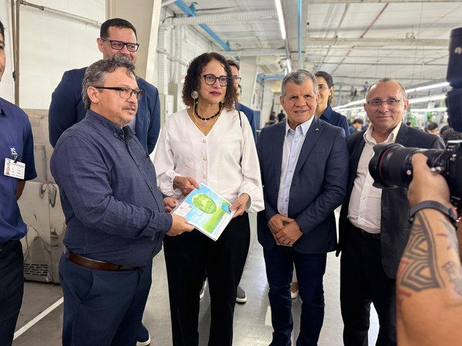 Foto mostra homem mostrando um papel