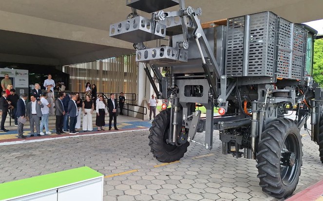 Foto mostra uma grande máquina de reflorestamento