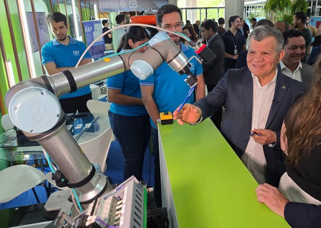 Foto mostra homem mexendo numa máquina com uma caneta