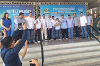 Municípios do AM recebem veículos para fortalecer a área social em solenidade realizada na Suframa