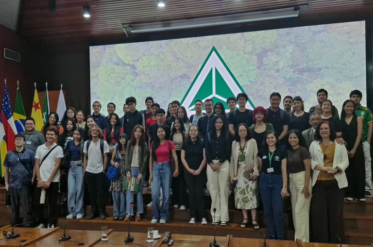 Foto mostra pessoas reunidas para uma sessão de foto
