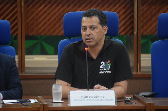 Foto mostra homem falando ao microfone